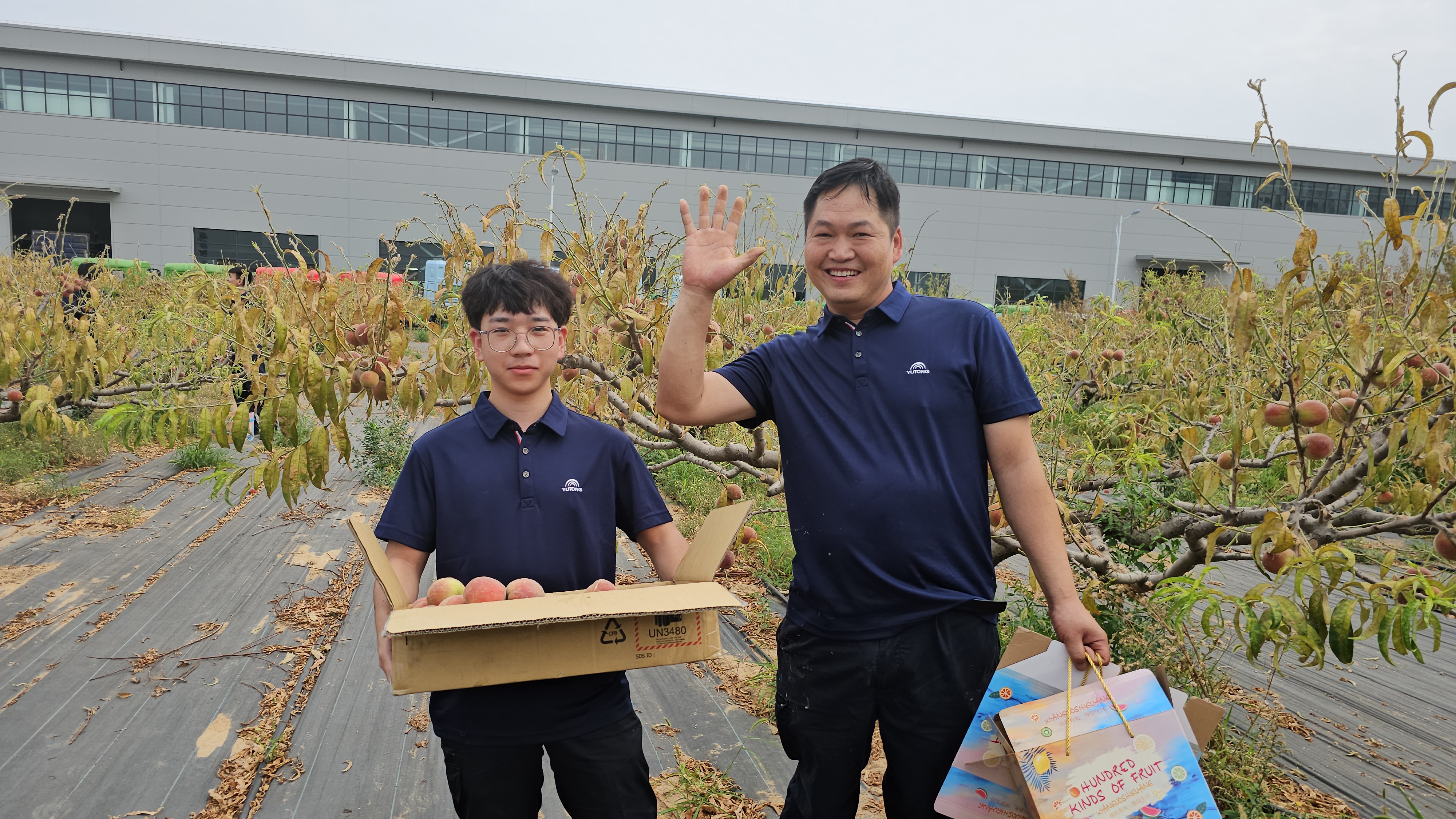 重工厂区举办趣味采摘活动