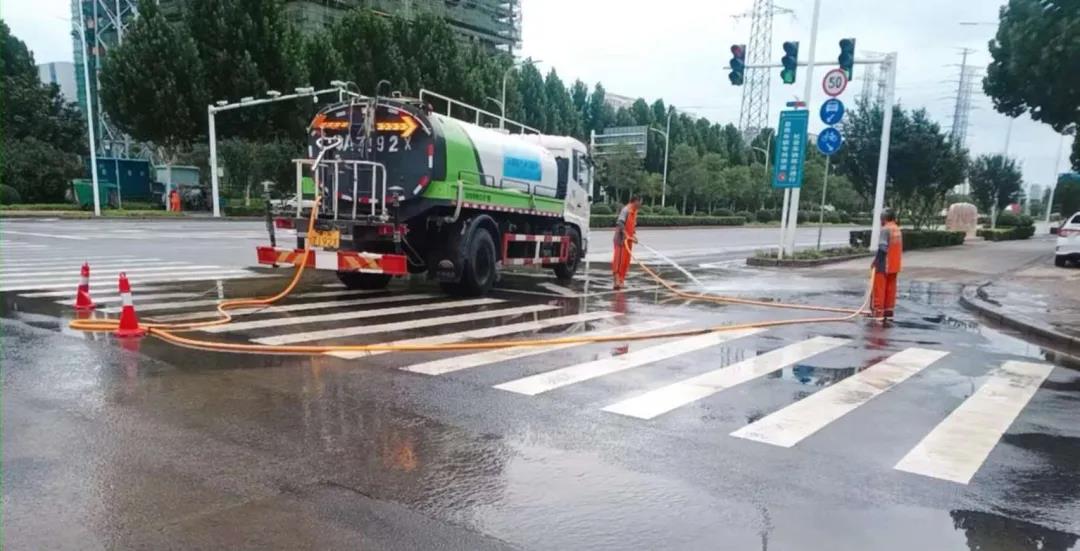 责任温暖丨暴雨不断，守护不止！致敬雨中逆行者